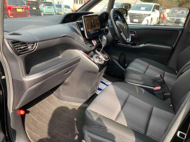TOYOTA VOXY ZS